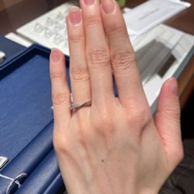【銀座ダイヤモンドシライシの口コミ】 ダイヤモンドが入ったらデザインで、派手すぎずシンプルなものを探してま…