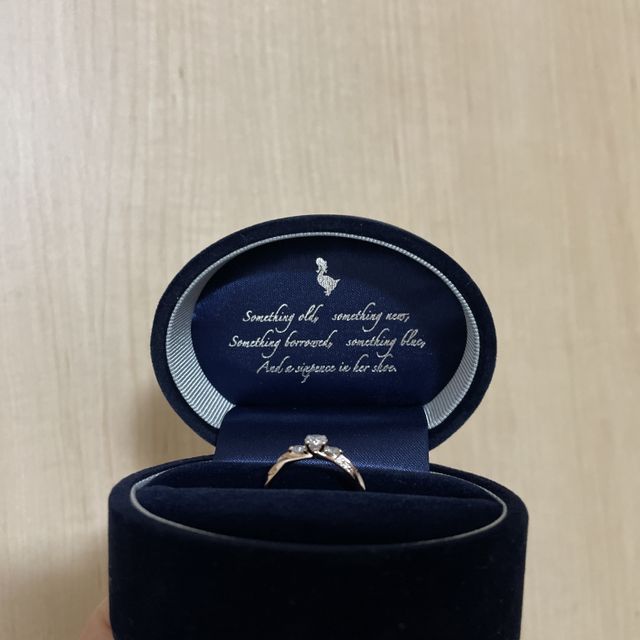 【Something Blue(サムシングブルー)の口コミ】 普段使いがしやすく、かつデザインがかわい婚約指輪です。メインのダイヤ…
