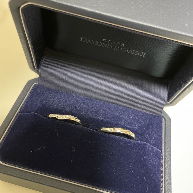 【銀座ダイヤモンドシライシの口コミ】 デザインについて
同じ銀座ダイヤモンドシライシで購入した婚約指輪と重ね…