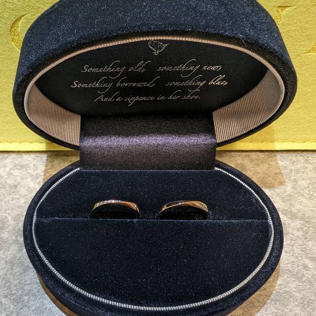 【Something Blue(サムシングブルー)の口コミ】 指輪の内側にサファイアと誕生石が埋め込まれており、着用時には外から見…