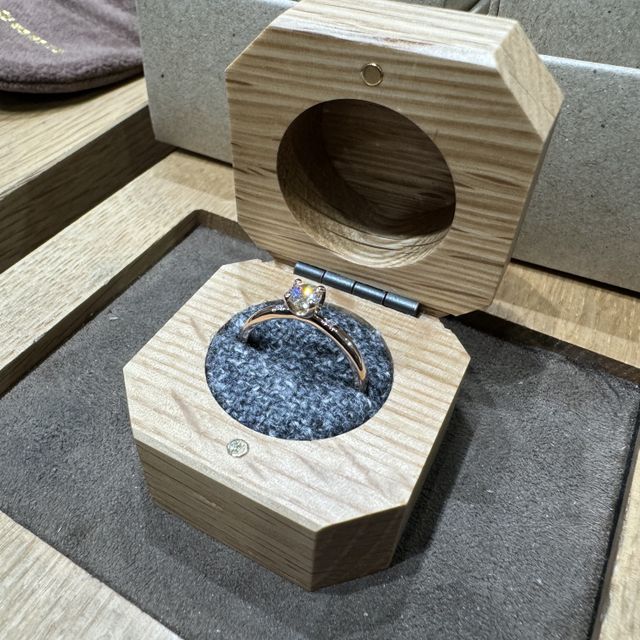 【鎌倉彫金工房の口コミ】 結婚指輪はお揃いのデザイン(甲丸に一部ヘアライン加工)にして、内側に誕…