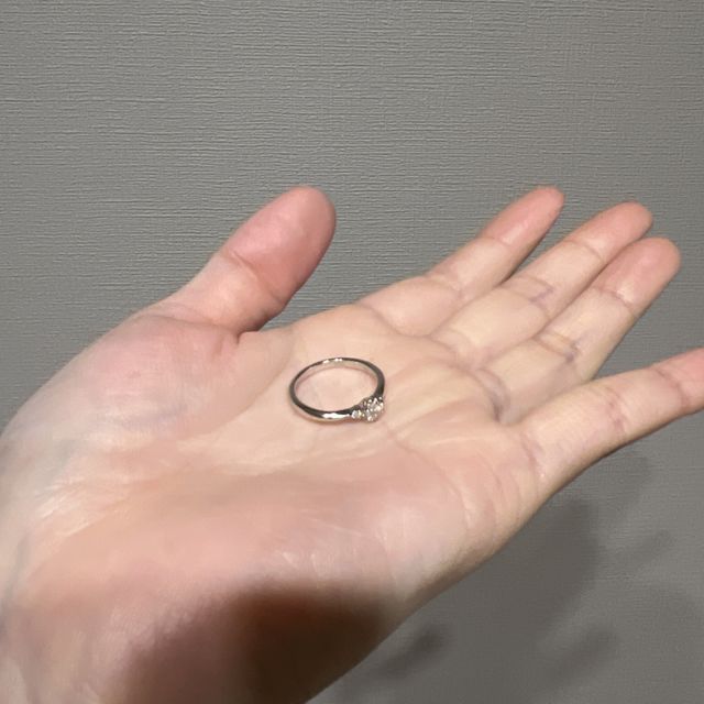 【TOWA(永遠)の口コミ】 シンプルなデザインが好みの方におすすめです。真中のダイヤに加えて両サ…