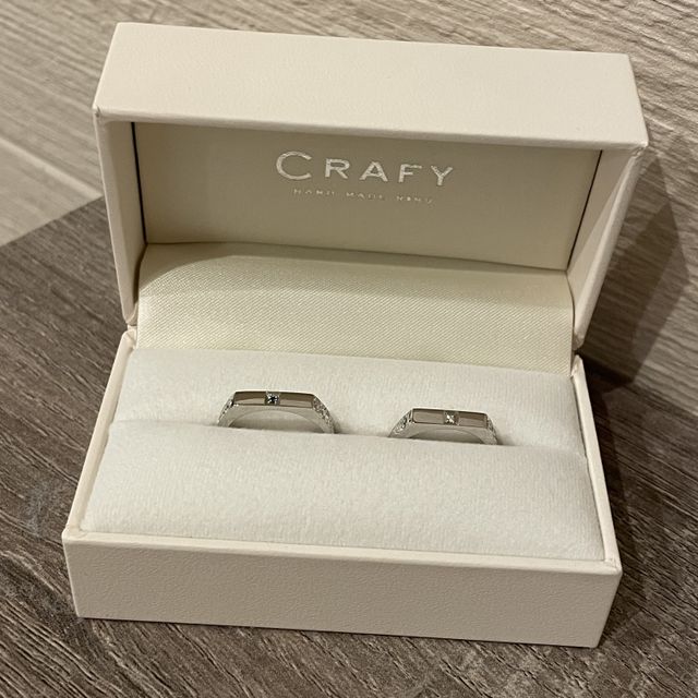 【CRAFY(クラフィ)の口コミ】 TPOに合わせて表裏使えるデザイン。
表はシンプルに裏はあまり結婚指輪で…