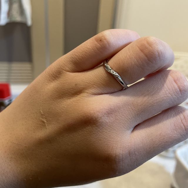 【銀座ダイヤモンドシライシの口コミ】 指がとても細く見えるデザインもとても気に入りました。
光に当たるキラっ…