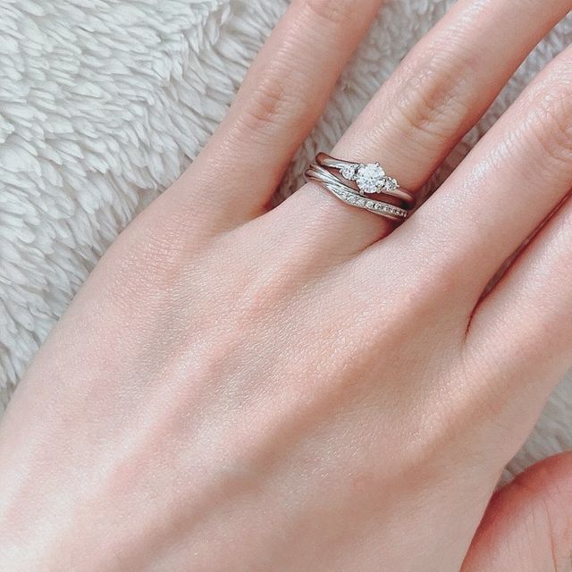 【銀座ダイヤモンドシライシの口コミ】 シンプルなのでダイヤモンドが映えるデザインです。
ウェーブで指が綺麗に…