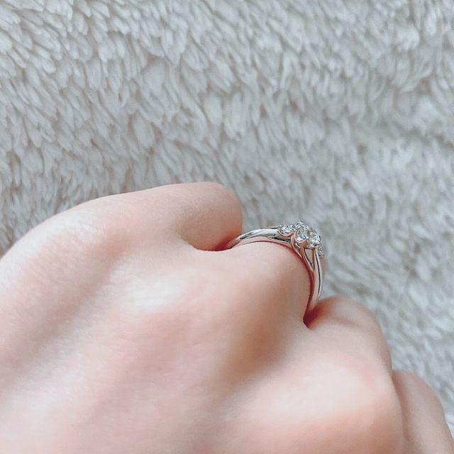 【銀座ダイヤモンドシライシの口コミ】 シンプルなのでダイヤモンドが映えるデザインです。
ウェーブで指が綺麗に…