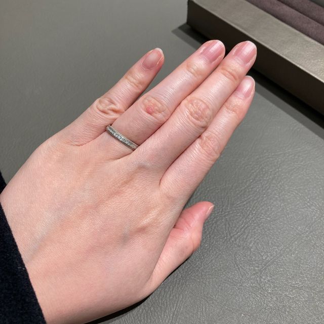 【PILOT BRIDAL(パイロットブライダル)の口コミ】 ダイヤが付いていてキラキラしたデザインを探していました。
こちらはミル…