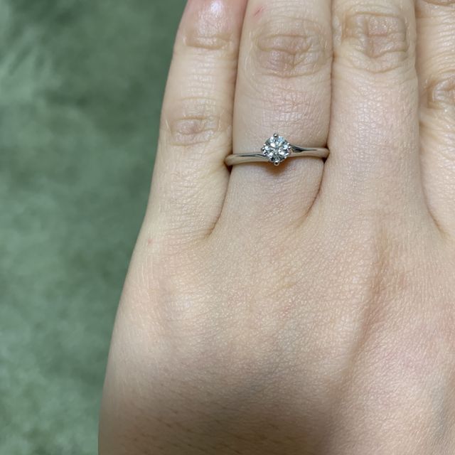 【銀座ダイヤモンドシライシの口コミ】 飽きがこないシンプルな一石のデザインですが、横から見るとアシンメトリ…