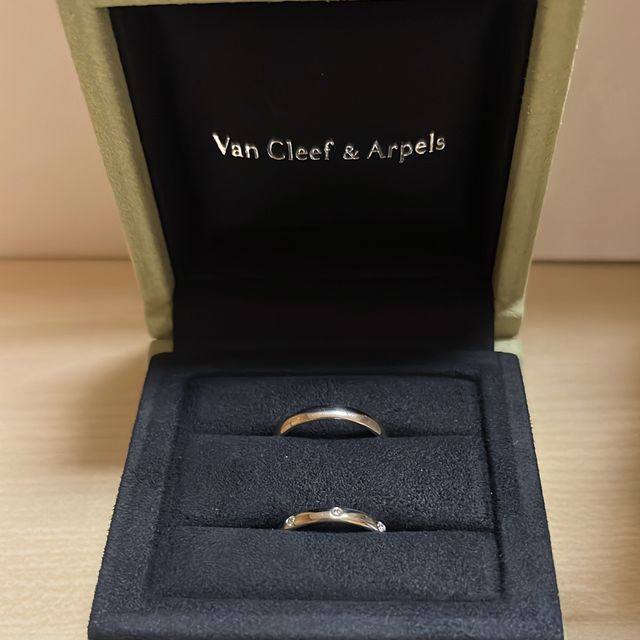【ヴァン クリーフ＆アーペル(Van Cleef & Arpels)の口コミ】 シンプルながら、ダイヤが3つついていてとても可愛くて決めました！
毎日…