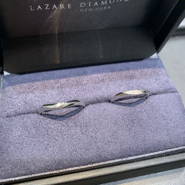 【ラザール ダイヤモンド(LAZARE DIAMOND)の口コミ】 ダイヤモンドが3石のデザインで、派手すぎず地味すぎずちょうど良い煌めき…