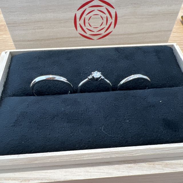 【出雲結(いずもゆい)の口コミ】 結婚指輪はシンプルなものです。
女性側のリングに多数のダイヤが付いてお…