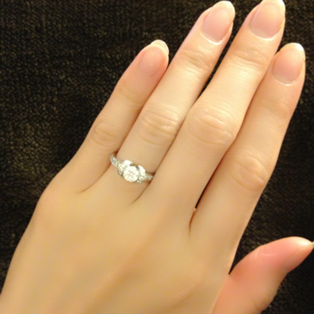 【ティファニー(Tiffany & Co.)の口コミ】 ダイヤ自体のサイズは決して大きくは無いのですが、リボン型となっている…
