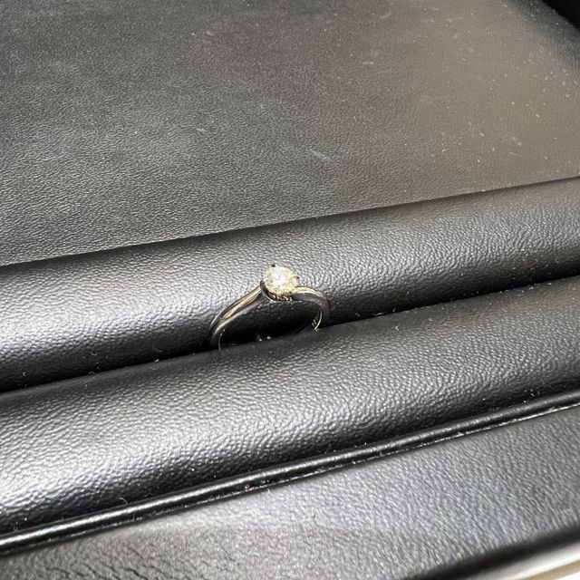 【ラザール ダイヤモンド(LAZARE DIAMOND)の口コミ】 とてもシンプルなデザインではあるものの、ダイヤモンドを立体的に見せる…