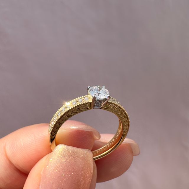 【ケイウノ ブライダル(K.UNO BRIDAL)の口コミ】 イエローゴールドのフレームなので、イエベさんにとっても馴染みが良いで…