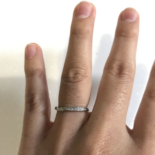 【俄(にわか)の口コミ】 キラキラしている物が良かったので、デザインに一目惚れでした。リング全…