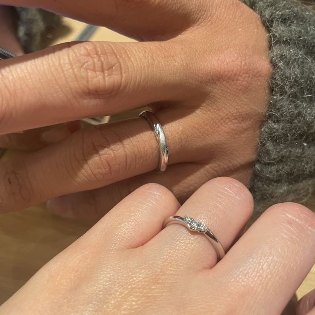 【エクセルコダイヤモンド(EXELCO DIAMOND)の口コミ】 指が細く見えるウェーブのデザインのものを探しております、V字デザインの…