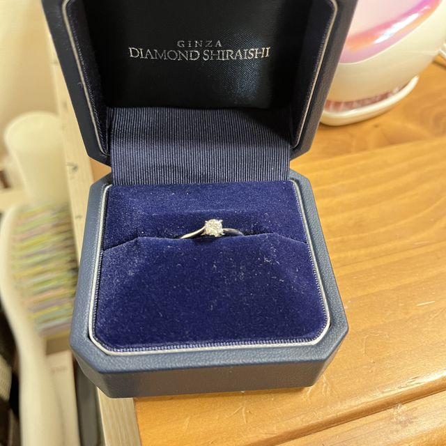 【銀座ダイヤモンドシライシの口コミ】 リングの台座がリボンのデザインで可愛い。リボンには2人のこれからの関係…