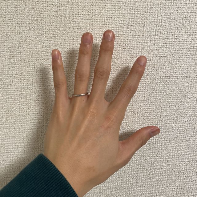 【4℃ BRIDAL(ヨンドシーブライダル)の口コミ】 デザインはシンプルでいつでもどこでもつけることができる。素材はプラチ…