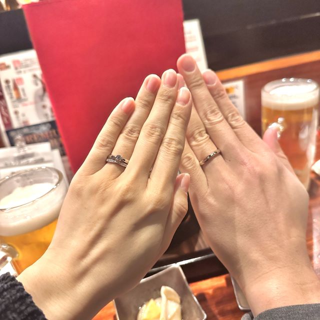 【銀座ダイヤモンドシライシの口コミ】 婚約指輪と重ね付けした時にぴったりマッチしたので決めました。
私の指の…