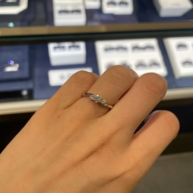 【ROYAL ASSCHER(ロイヤル・アッシャー)の口コミ】 ダイヤモンドが3連続きでサイズ違いで並んでおり、またリングの形がウェー…