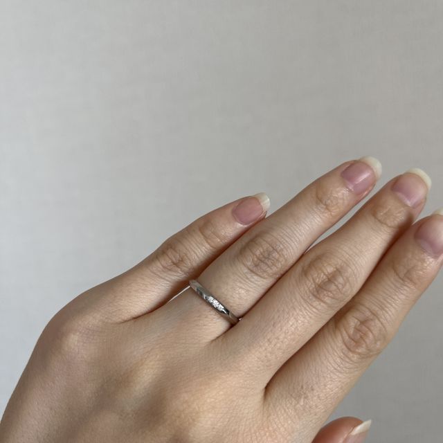 【ラザール ダイヤモンド(LAZARE DIAMOND)の口コミ】 ダイヤモンドの数や大きさの割には輝きがあって、華やかです。
手が小さく…