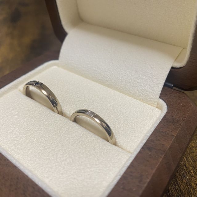 【TANZO.(鍛造指輪)の口コミ】 バゲットカットのダイヤがこだわりです。
男性用にもブラックダイヤを入れ…