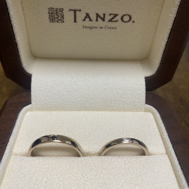 【TANZO.(鍛造指輪)の口コミ】 バゲットカットのダイヤがこだわりです。
男性用にもブラックダイヤを入れ…