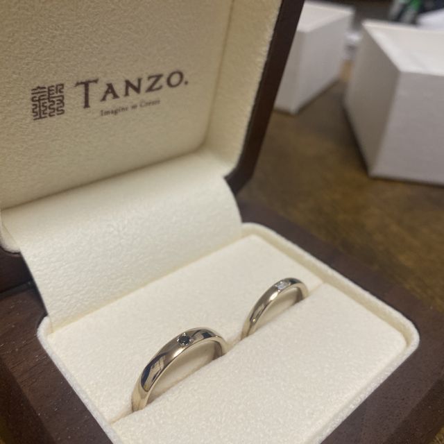 【TANZO.(鍛造指輪)の口コミ】 バゲットカットのダイヤがこだわりです。
男性用にもブラックダイヤを入れ…