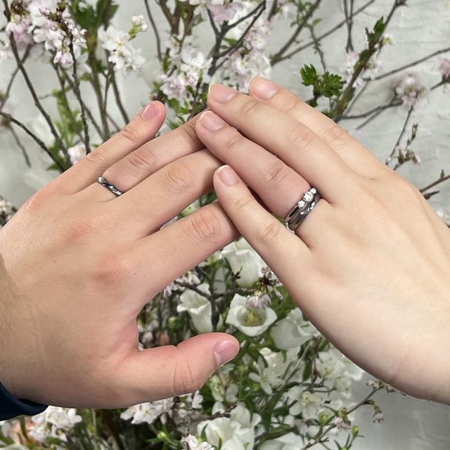 【SORA(ソラ)の口コミ】 結婚指輪のデザインは白結のモデルをベースに、アレンジを加えました。色…