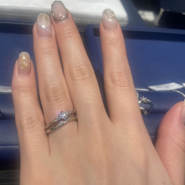 【銀座ダイヤモンドシライシの口コミ】 デザインがウェーブなのでストレートよりも指がすらっと見えるように感じ…