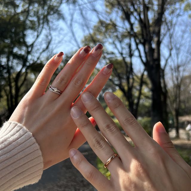 【銀座ダイヤモンドシライシの口コミ】 デザインがウェーブなのでストレートよりも指がすらっと見えるように感じ…