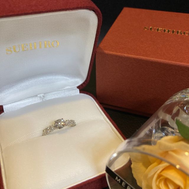 【SUEHIRO(スエヒロ)の口コミ】 最初に0.5ctのダイヤを選び、枠を選びました。
こちらのデザインは元々0.3…