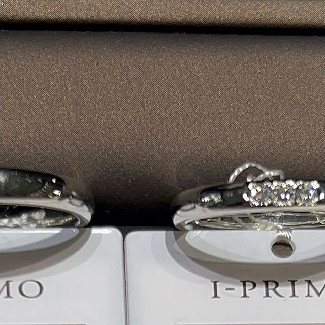 【アイプリモ(I-PRIMO)の口コミ】 3つ石がついているのが華やかで素敵だなと思いました。
指輪を動かす度に…