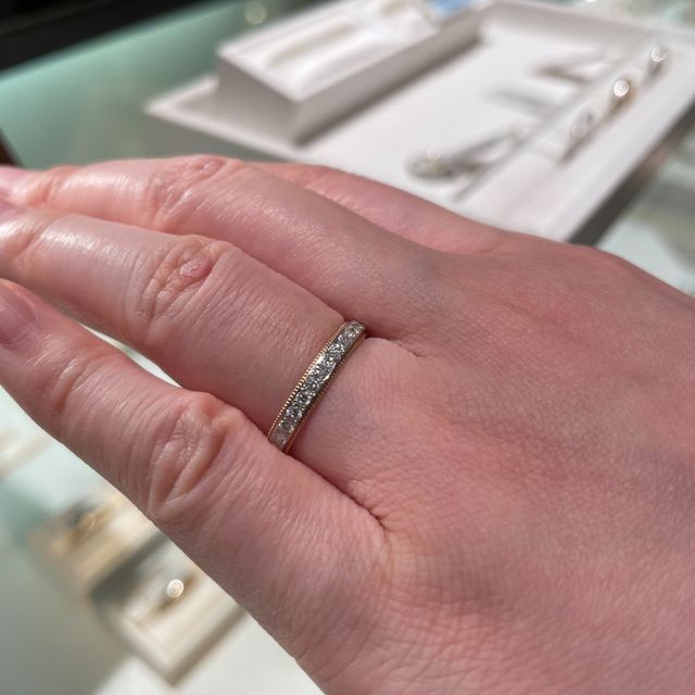 【Ponte Vecchio(ポンテヴェキオ)の口コミ】 ダイヤでキラキラの指輪を探していました。
こちらの指輪はミルグレインが…