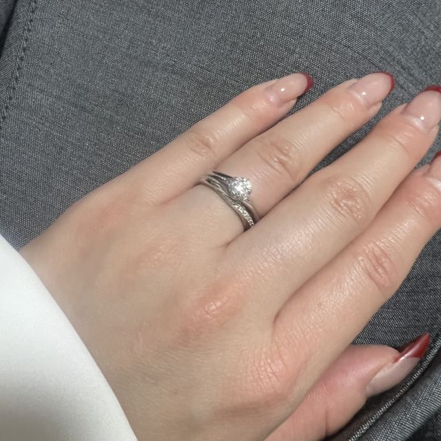 【銀座ダイヤモンドシライシの口コミ】 重ね付けが綺麗にみえて、普段使いしやすいので仕事にも支障が出ないデザ…