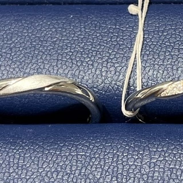 【銀座ダイヤモンドシライシの口コミ】 男性側は女性のダイヤと同位置にツヤ消し加工をしており、目立ちすぎない…