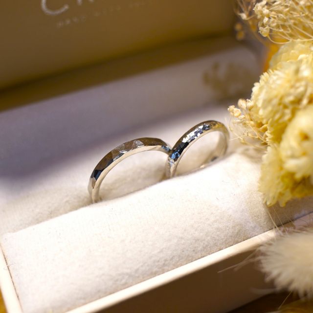 【CRAFY(クラフィ)の口コミ】 男性用の指輪は平打ちストレート、女性用の指輪は甲丸ストレートにしまし…