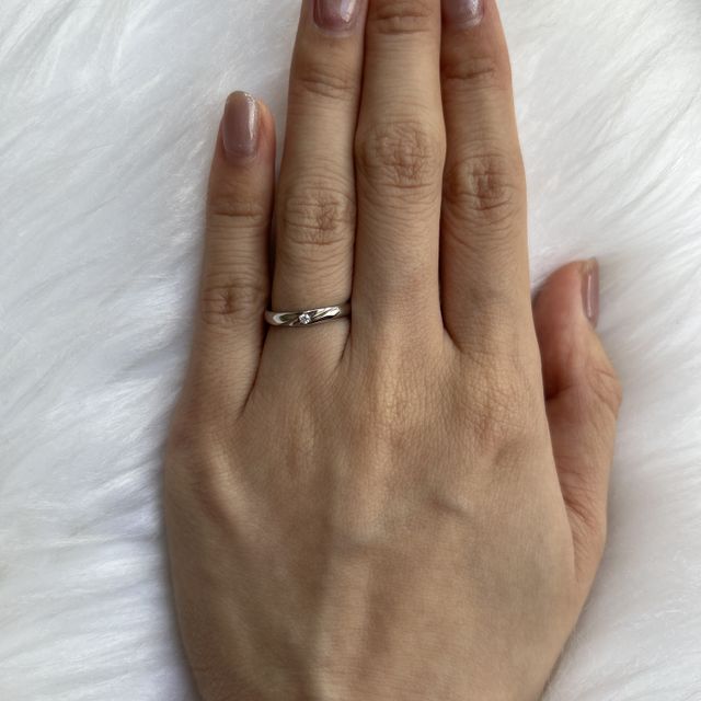 【ラザール ダイヤモンド(LAZARE DIAMOND)の口コミ】 たくさんのデザインがあった中でサンプルの中に少しくぼみを入れた部分が…