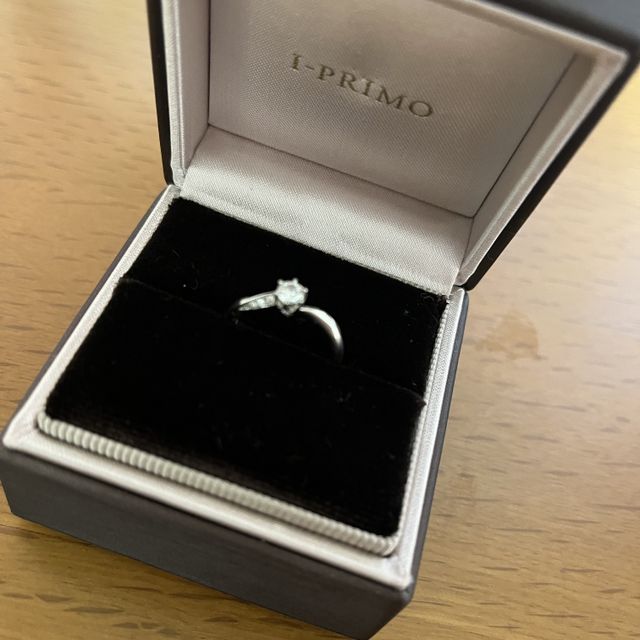 【アイプリモ(I-PRIMO)の口コミ】 1粒のダイヤがドーンとあるのではなく、横にもダイヤが埋め込まれています…
