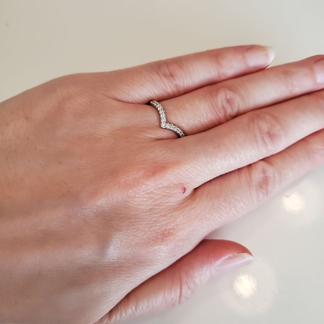 【ティファニー(Tiffany & Co.)の口コミ】 シンプルかつ女性らしいデザインに惹かれました。特にアームの下に向かう…