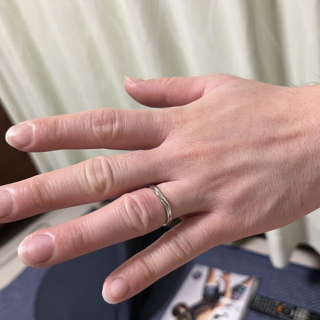 【銀座ダイヤモンドシライシの口コミ】 結婚指輪なので毎日付けることができて、どんな服装やシーンでも合うデザ…