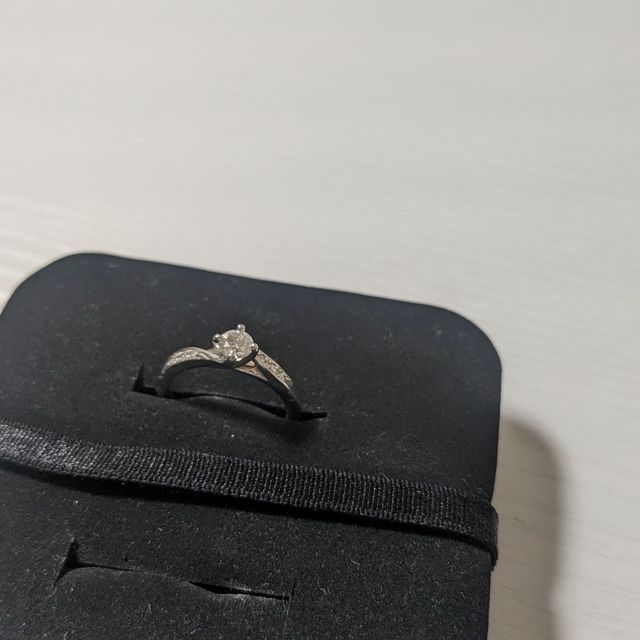 【銀座ダイヤモンドシライシの口コミ】 上からみても横からみてもかわいくてテンションがあがります。装着中の付…