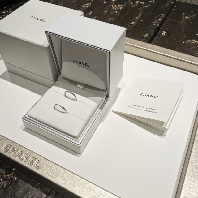 【シャネル(CHANEL)の口コミ】 椿をイメージされて作られたリングはお花のかたどっているのに大人びてい…