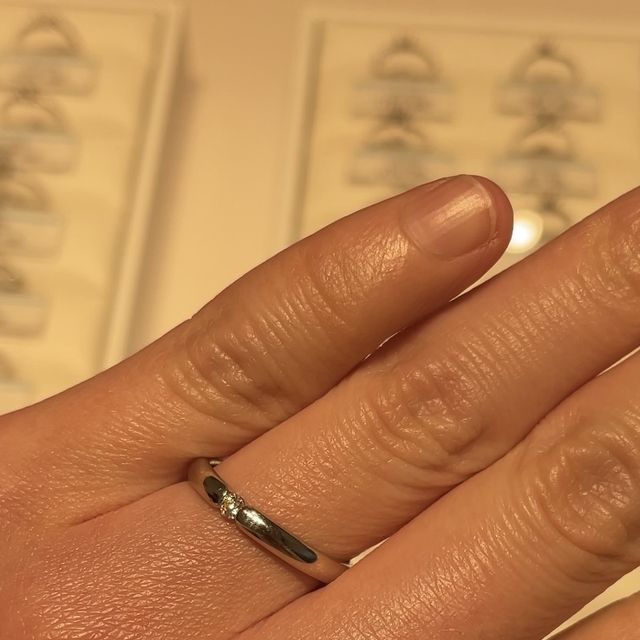 【銀座ダイヤモンドシライシの口コミ】 シンプルにダイヤモンドがひとつのみ付いてるのに惹かれました。台座に埋…