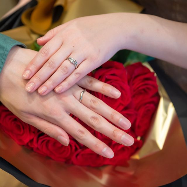 【銀座ダイヤモンドシライシの口コミ】 V字のウェーブになっているデザインです。
骨格を考慮するとこのデザイン…