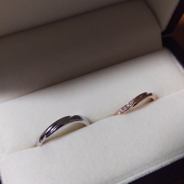 【JEWELRY  KAMATA(ジュエリーかまた)の口コミ】 私の手の場合、小指が下がっているので、真っ直ぐな形状の指輪だと小指側…