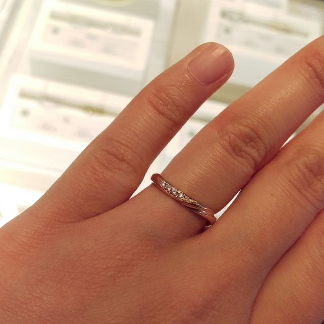 【JEWELRY  KAMATA(ジュエリーかまた)の口コミ】 私の手の場合、小指が下がっているので、真っ直ぐな形状の指輪だと小指側…