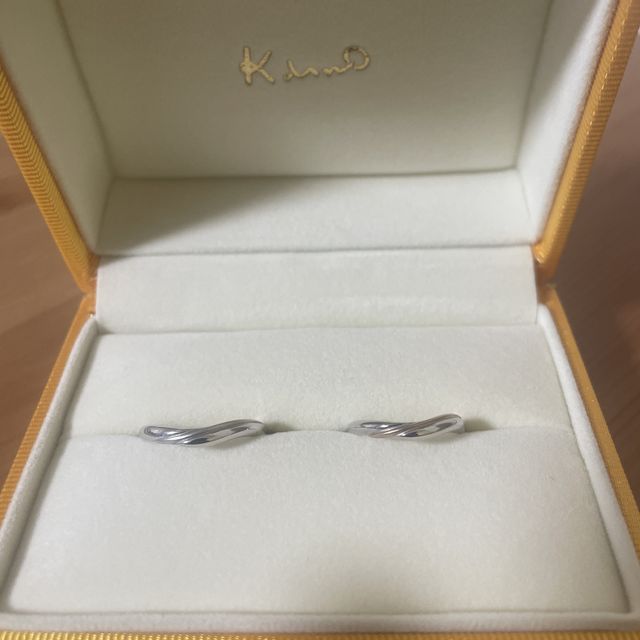 【ケイウノ ブライダル(K.UNO BRIDAL)の口コミ】 Vラインでありながら、ウェーブかつ2色の重ねたデザインが好印象。また、…