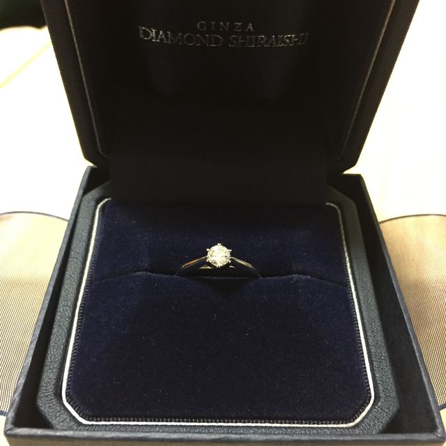 【銀座ダイヤモンドシライシの口コミ】 もう、この指輪のデザイン、由来の意味を知り完全に心を奪われてしまいま…