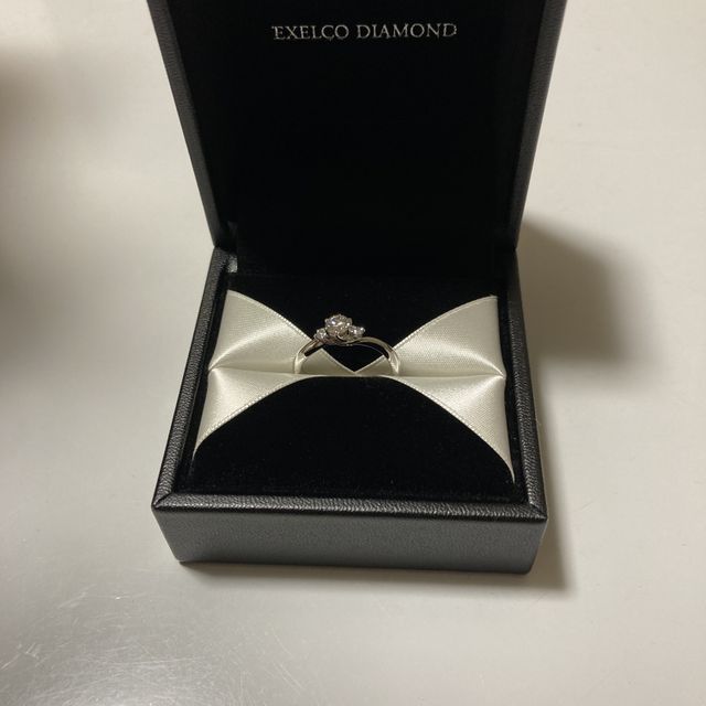 【エクセルコダイヤモンド(EXELCO DIAMOND)の口コミ】 普段彼女が付けている指輪がシンプルなものではなかっためウェーブや左右…